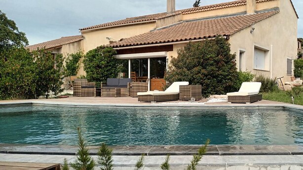 A swimming pool with lounge chairs and a covered patio area. - Villa Provençale aux Portes D'avignon (Villeneuve-lès-Avignon)