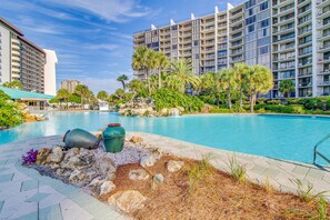 Pool - Exquisite beachfront condo with pool, hot tub, balcony, central AC, & W/D (Panama City Beach)