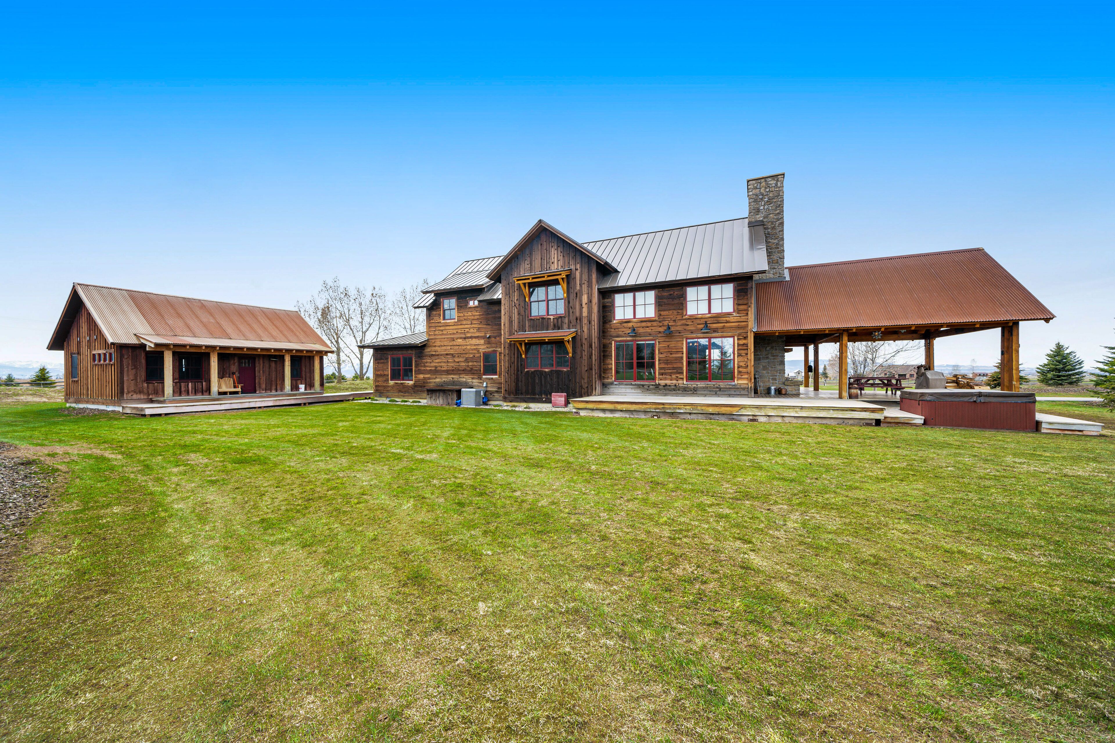 Luxe frontier lodge with hot tub, amazing Teton view & outdoor fireplace
