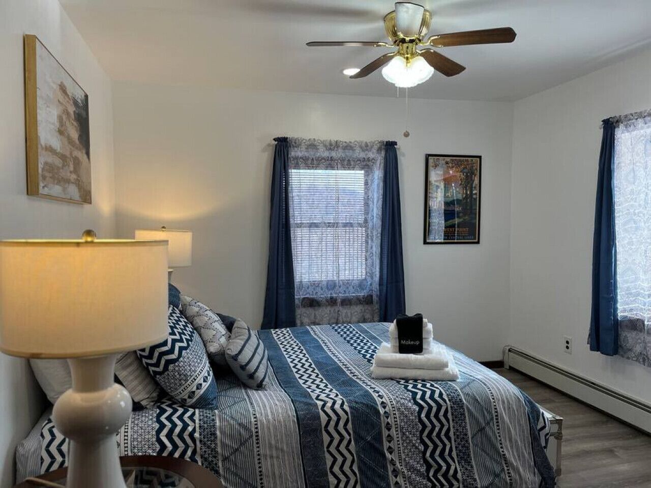 1 camera, una scrivania, ferro/asse da stiro, culla da viaggio