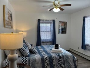 1 sovrum, skrivbord, strykjärn/strykbräda och resesäng