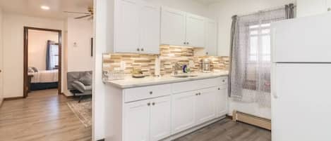 Frigorífic, forn, placa de cuina i cafetera i tetera