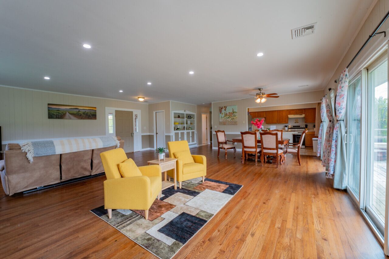 Smart TV, chimenea y oficina 