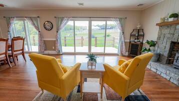 Smart TV, chimenea y oficina