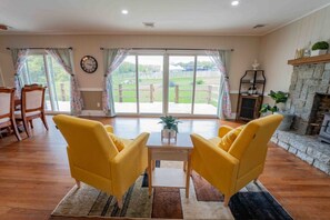 Smart-TV, Kamin, Arbeitsbereiche