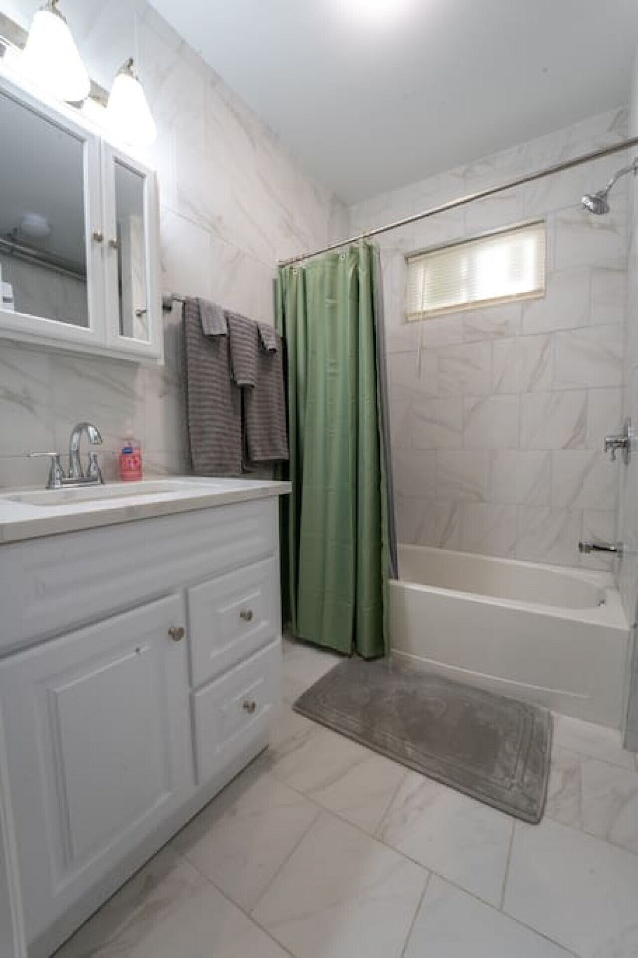 Sèche-cheveux, serviettes fournies, savon, shampoing