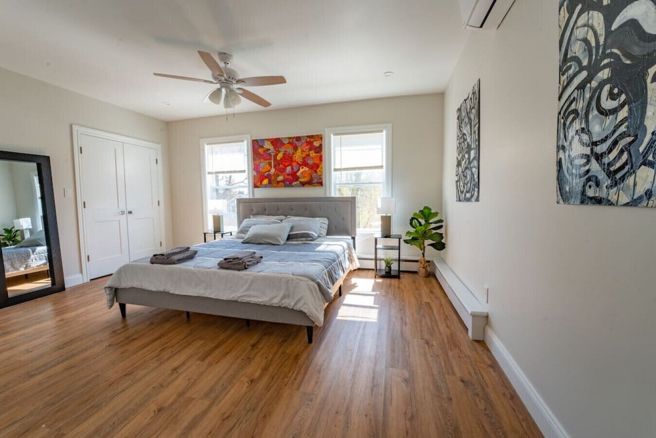 3 bedrooms, desk, iron/ironing board, travel crib