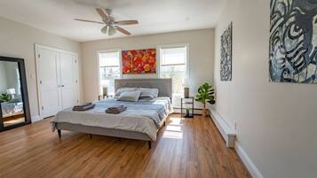 3 bedrooms, desk, iron/ironing board, travel crib