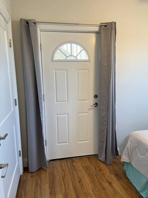 3 bedrooms, desk, iron/ironing board, travel cot - Local Artist Inspired | Walk to WestPoint + King Bed (Highland Falls)