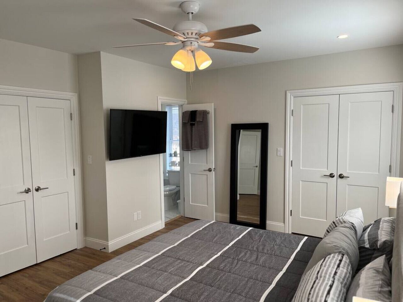 3 chambres, bureau, fer et planche à repasser, lit parapluie