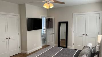 3 chambres, bureau, fer et planche à repasser, lit parapluie