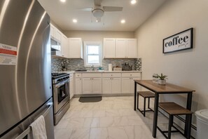 Fridge, microwave, oven, stovetop - Local Artist Inspired | Walk to WestPoint + King Bed (Highland Falls)