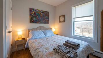 3 bedrooms, desk, iron/ironing board, travel crib