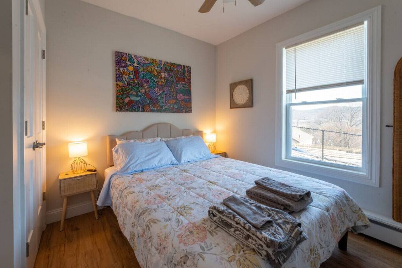 3 chambres, bureau, fer et planche à repasser, lit parapluie