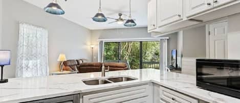 Micro-ondes, four, plaque de cuisson, lave-vaisselle