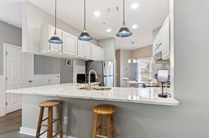 Microondas, horno, parrilla de estufa y lavavajillas 