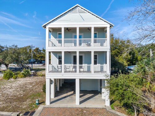 The Redfish-Sleeps 10, walk to Sea Hag Marina  2 boat slips