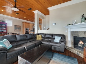 Smart TV, DVD player - The Redfish-Sleeps 10, walk to Sea Hag Marina  2 boat slips (Steinhatchee)