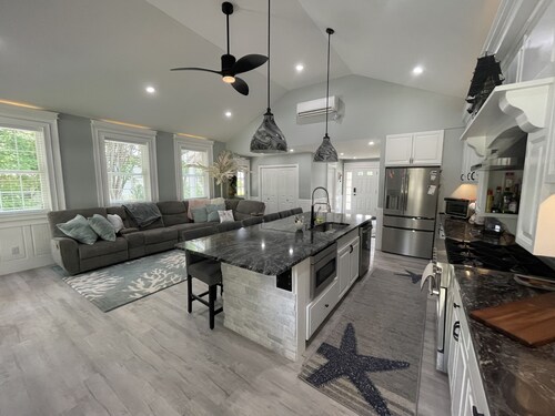 Downtown Westerly and Misquamicut Getaway with Beautiful Outdoor Kitchen 