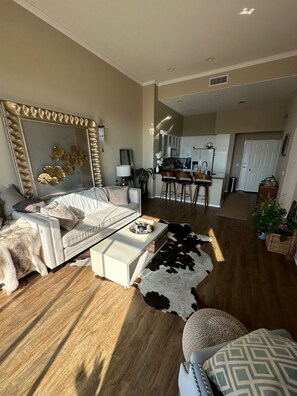 Smart-TV, Kamin, Bücher