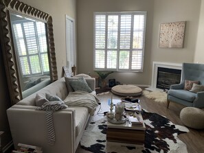 Smart-TV, Kamin, Bücher