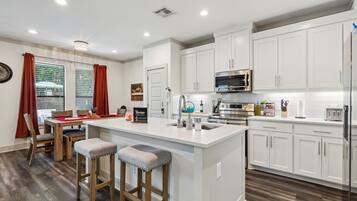 Frigorífic, microones, forn i placa de cuina