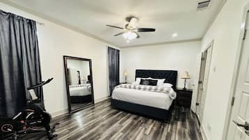 5 soverom, skrivebord, strykejern/-brett og reiseseng for barn