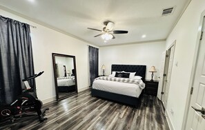 5 soverom, skrivebord, strykejern/-brett og reiseseng for barn