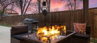 BOOK TODAY! King Bed with Hot Tub, FirePit, BBQ, Large yard, Garage!