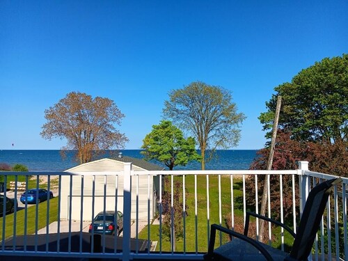 Beach House on the shores of Lake Michigan Near downtown Sheboygan