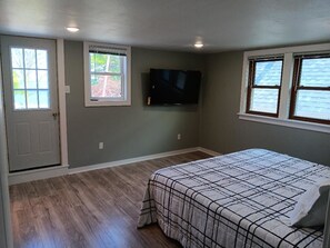 3 bedrooms, iron/ironing board, WiFi, bed sheets - Beach House on the shores of Lake Michigan Near downtown Sheboygan (Sheboygan)