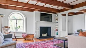 Smart-TV, Kamin, Videospiele, Bücher