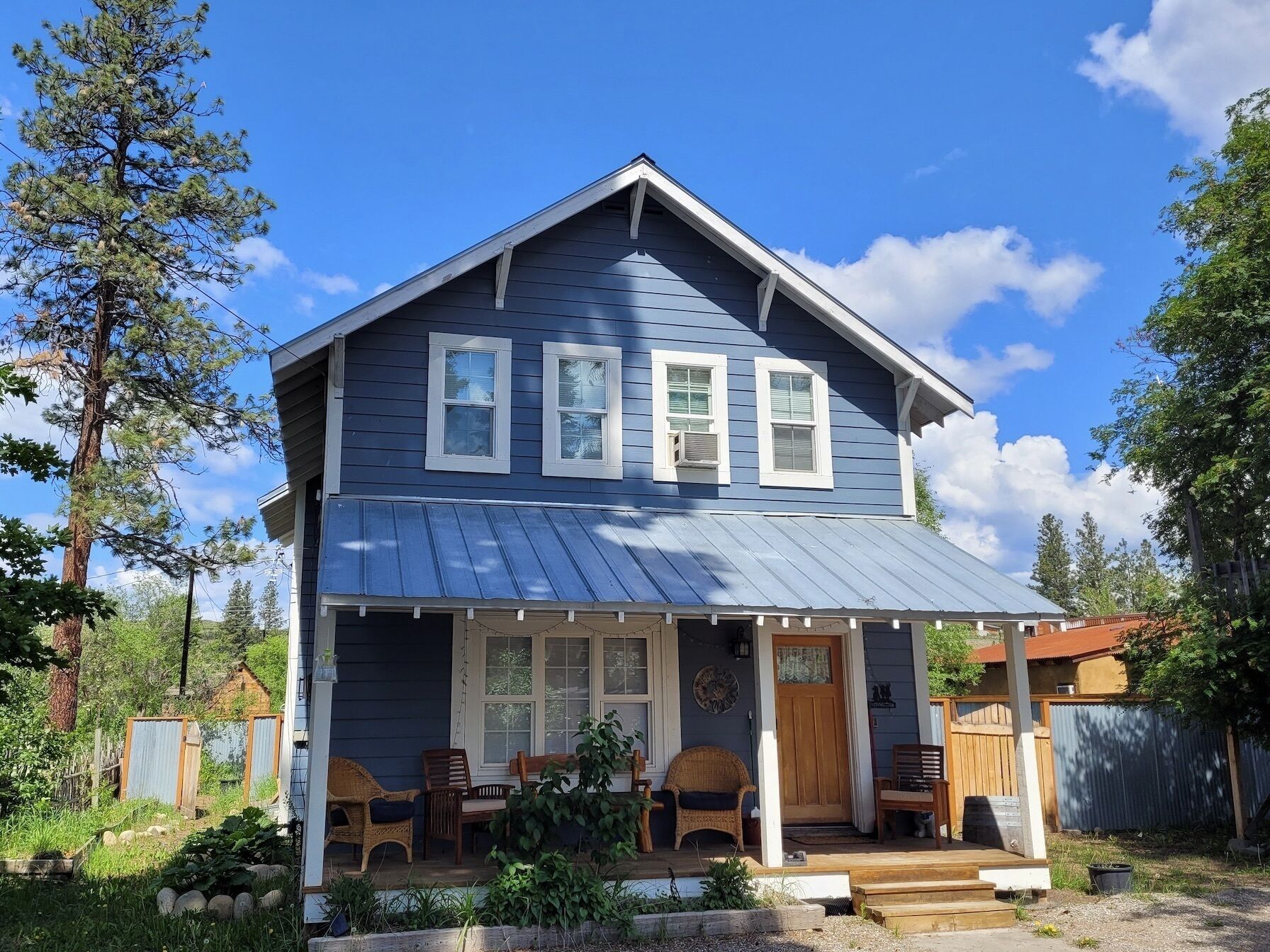 Blue Moon-Dog Friendly and a Short Walk to Winthrop!