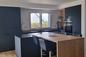 Fridge, microwave, oven, dishwasher - Seaside villa - Spa, paddle - Rated 4 stars, Villa bord de mer - Spa, paddle - 4 étoiles (Santec)