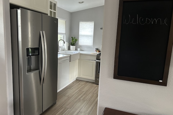 Kjøleskap, mikrobølgeovn, ovn og kokeplater