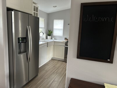  Eastside Costa Mesa, close to Disneyland, beaches.
1.5 miles to JWA airport.