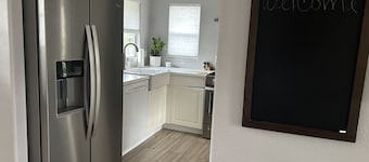 Eastside Costa Mesa, close to Disneyland, beaches.
1.5 miles to JWA airport.