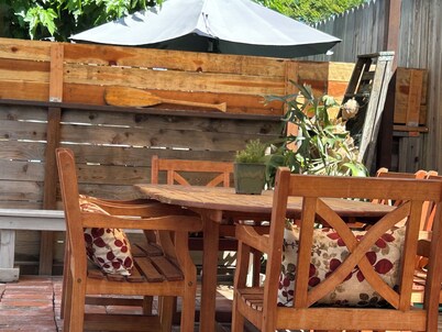  Eastside Costa Mesa, close to Disneyland, beaches.
1.5 miles to JWA airport.