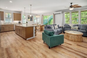 スマートテレビ、テーブルサッカー台、ストリーミングサービス