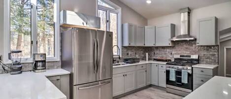 Refrigerador, microondas, horno y parrilla de estufa