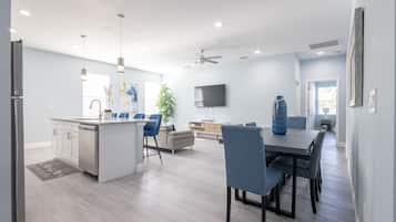 Full-sized fridge, microwave, oven, stovetop