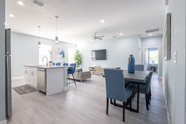 Full-sized fridge, microwave, oven, stovetop