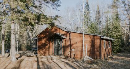 Cabin Glory - Riverside Cabin in the Woods