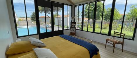 5 bedrooms, iron/ironing board, WiFi, bed sheets