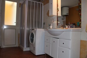 Douche, sĂšche-cheveux, serviettes fournies, papier toilette