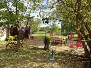 Outdoor dining - Jolie Maison de Campagne Avec Piscine Privée Entre Lot-et-garonne et Dordogne (La Sauvetat-du-Dropt)