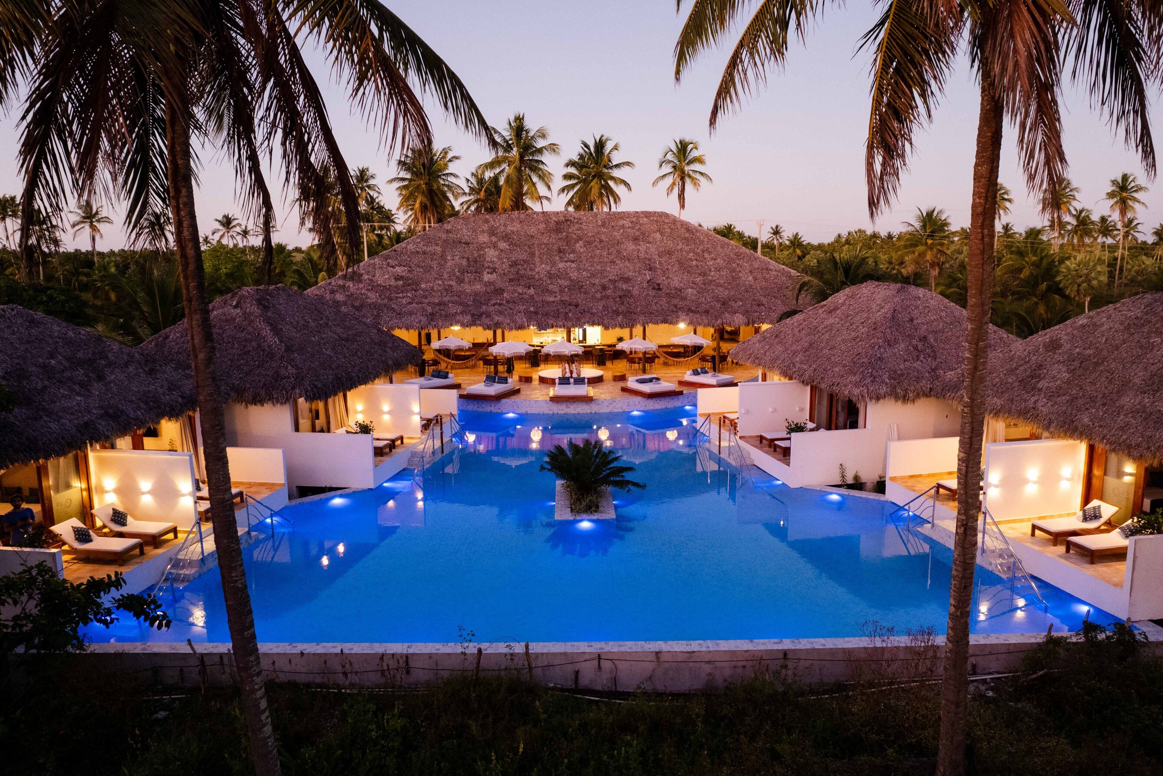 Fachada da propriedade à noite