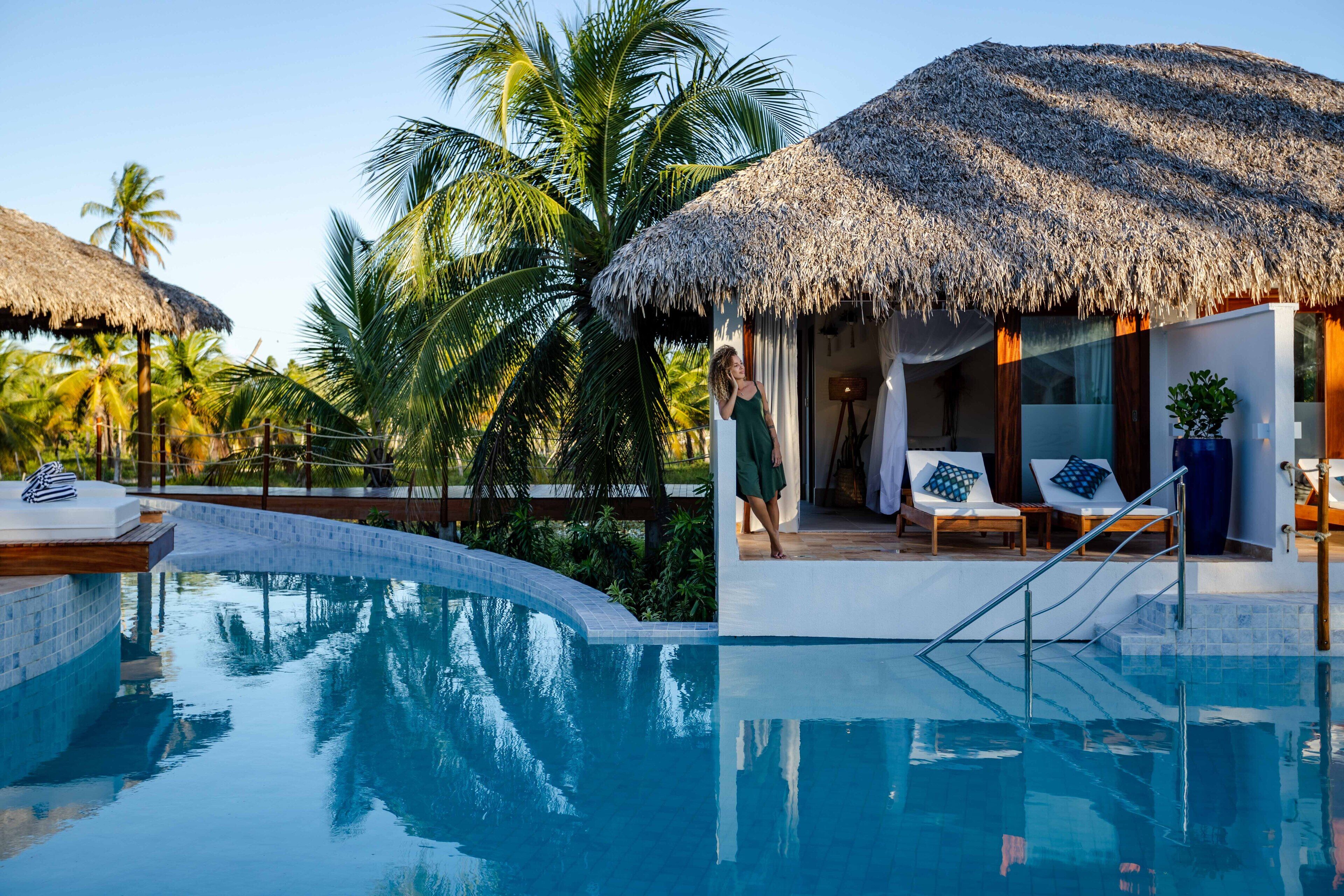 Piscina externa, guarda-sóis, espreguiçadeiras