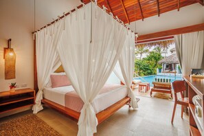 Un dormitorio con cama bajo un dosel, piscina y vistas al exterior.