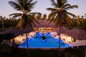 Fachada de la propiedad por la tarde o noche